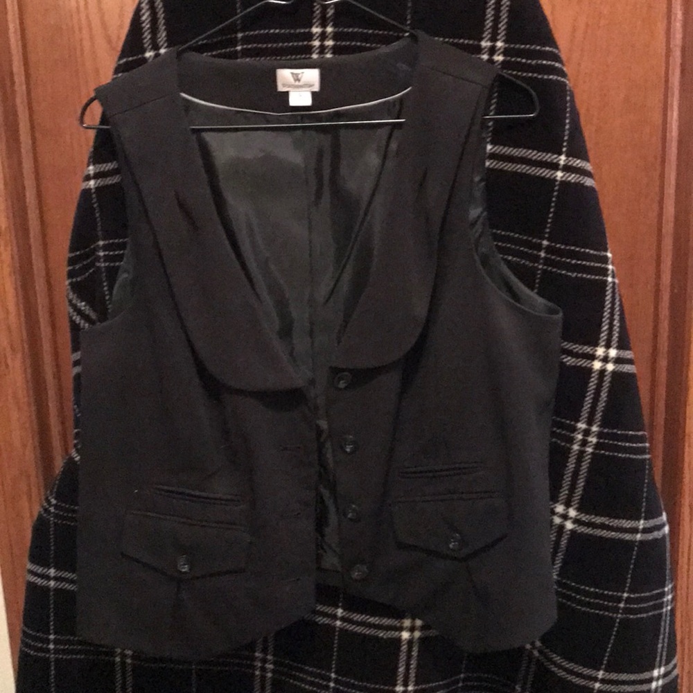 Worthington L black vest.